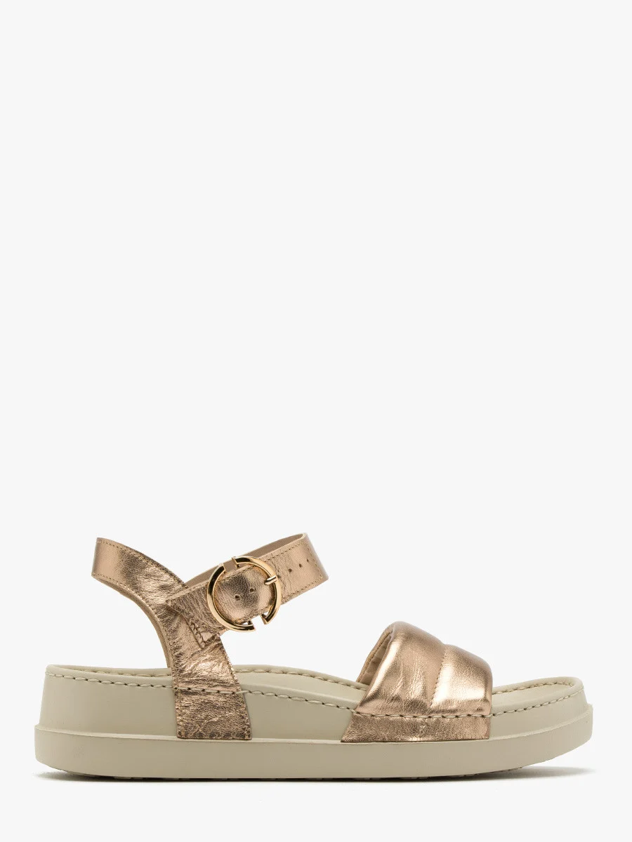 Platynowe sandały ze złotą sprzączką