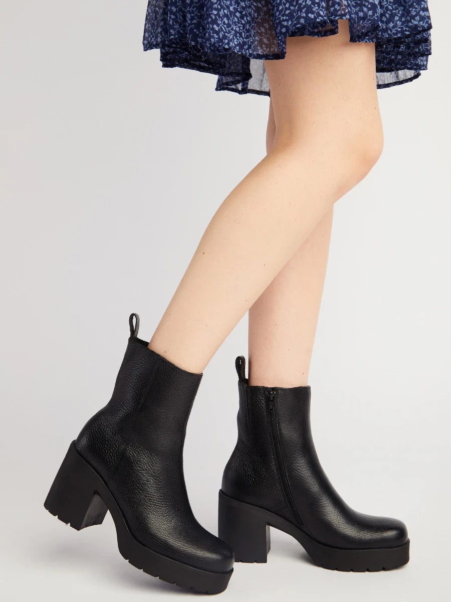 Czarne botki na masywnym obcasie