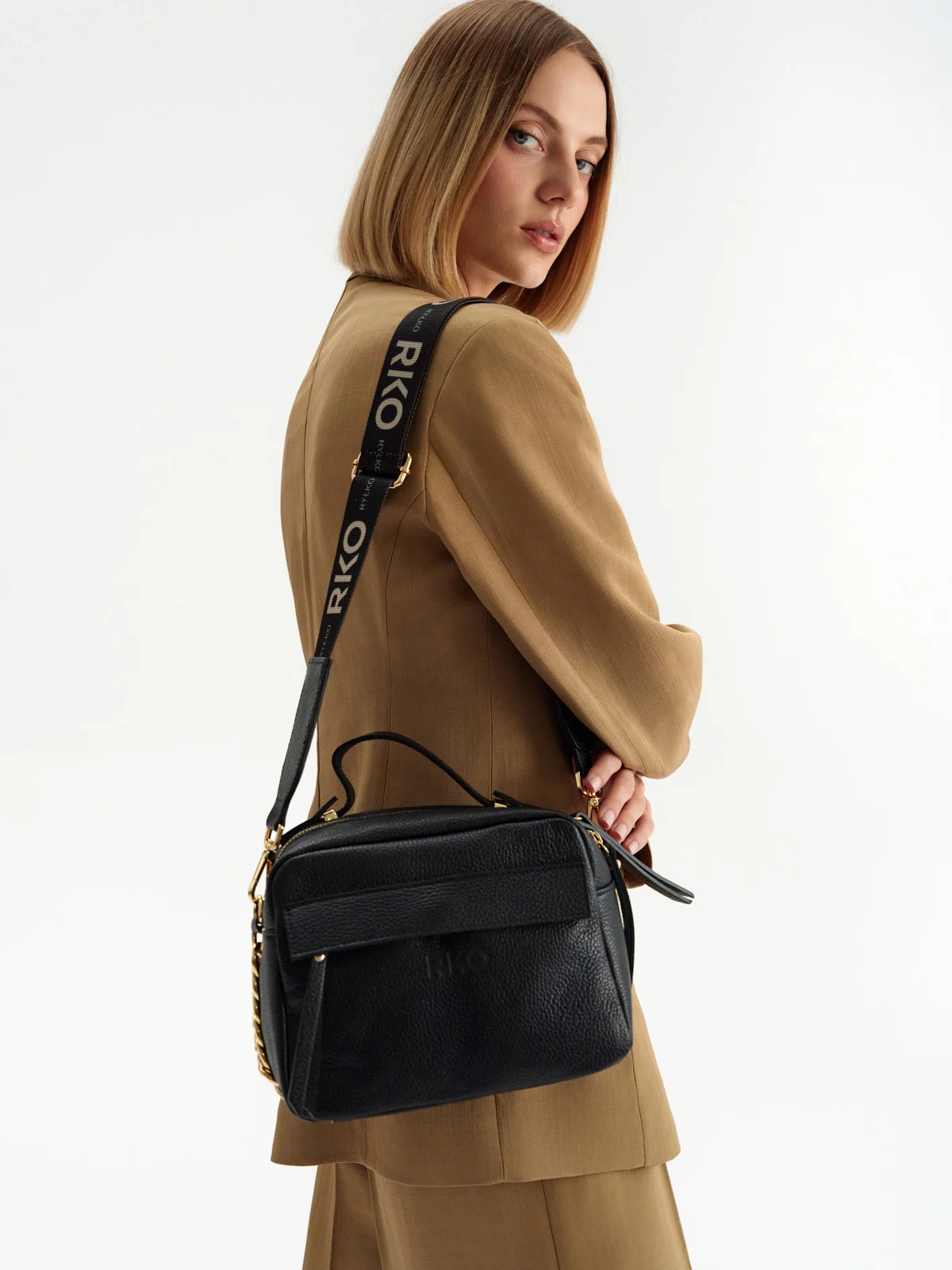 Czarna torebka na pasku z logotypem RKO