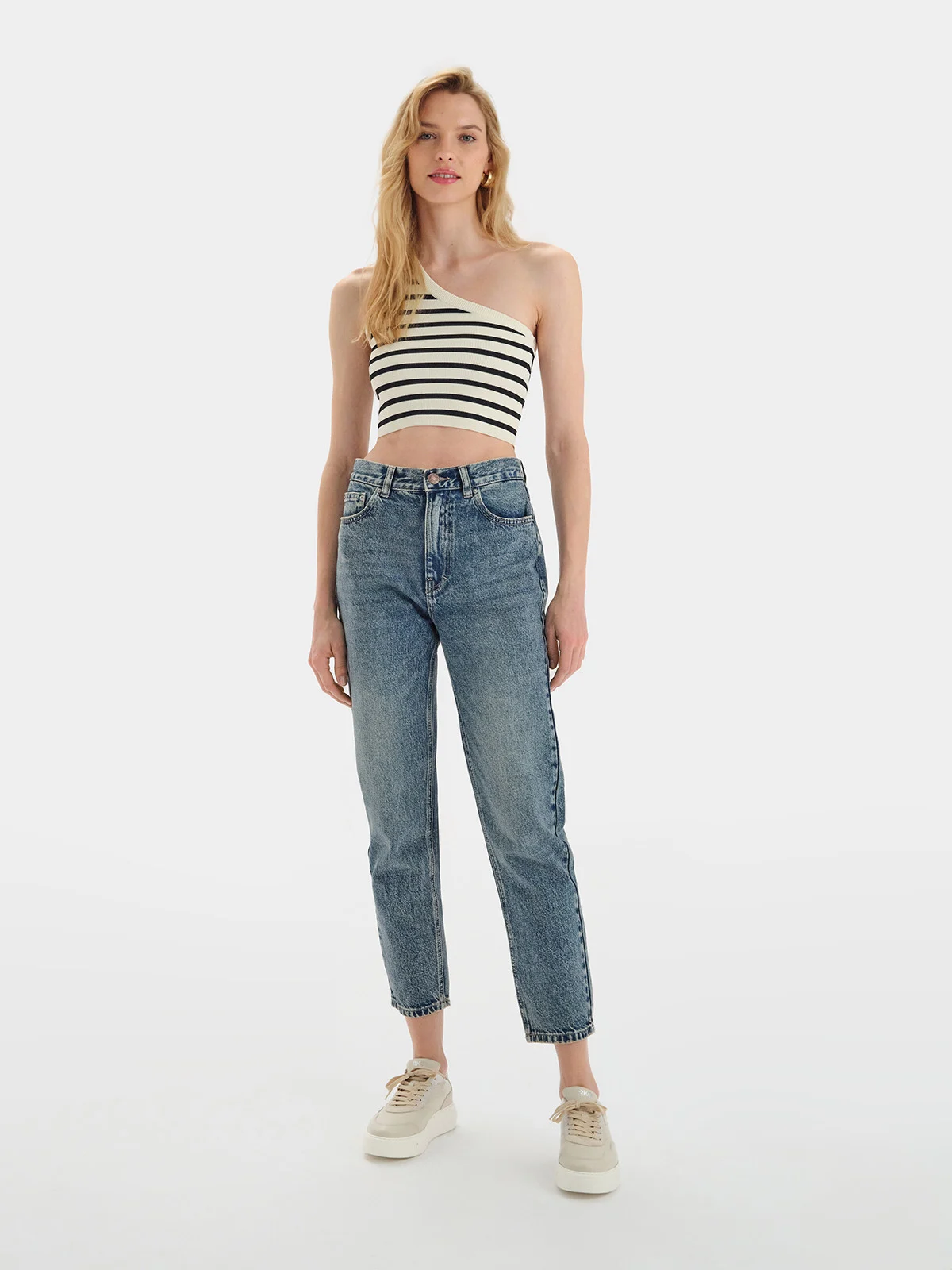 Beżowe półbuty sportowe z perłowymi detalami