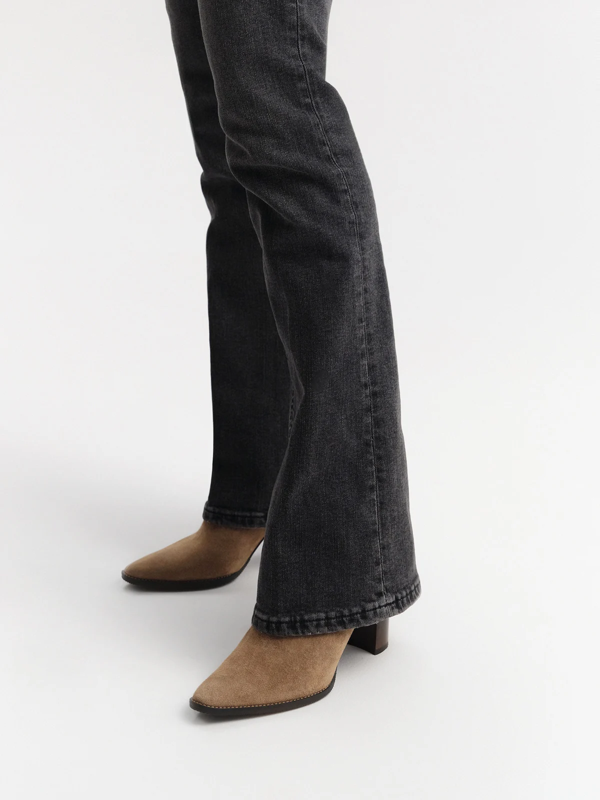 Piaskowe botki na słupku z wycięciem przy kostce