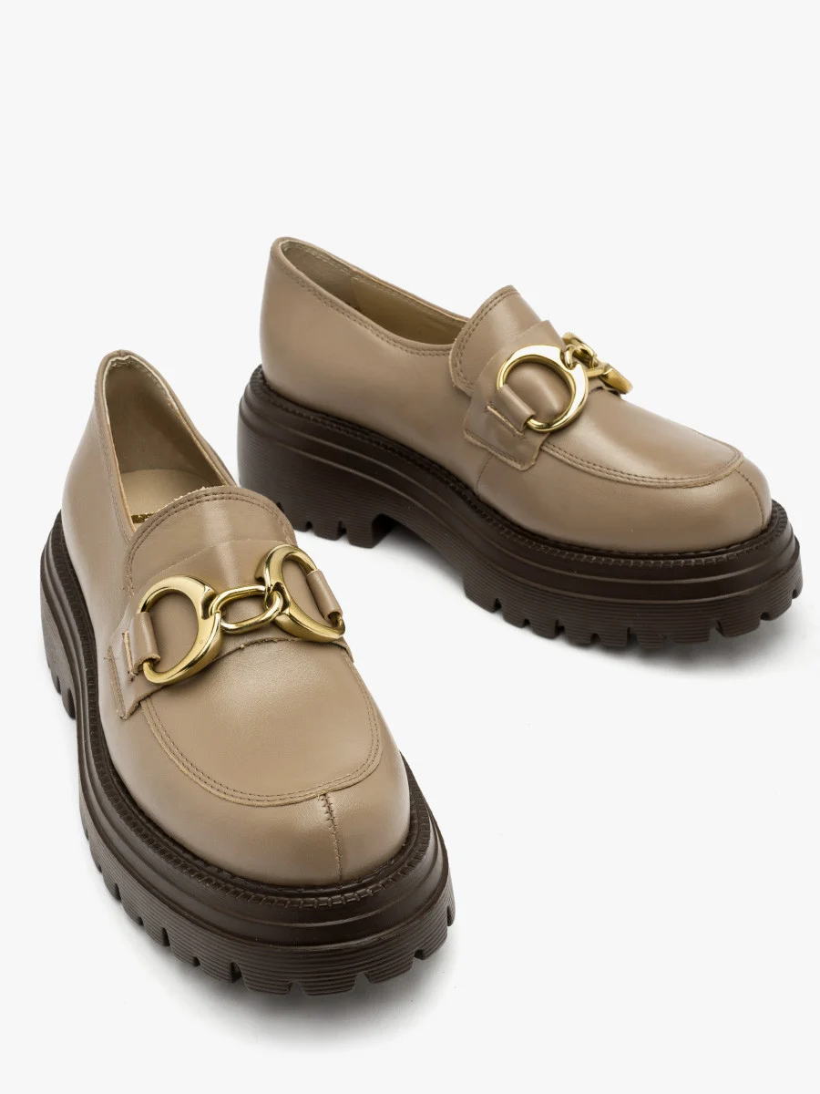 Ciemnobeżowe mokasyny ze srebrną ozdobą