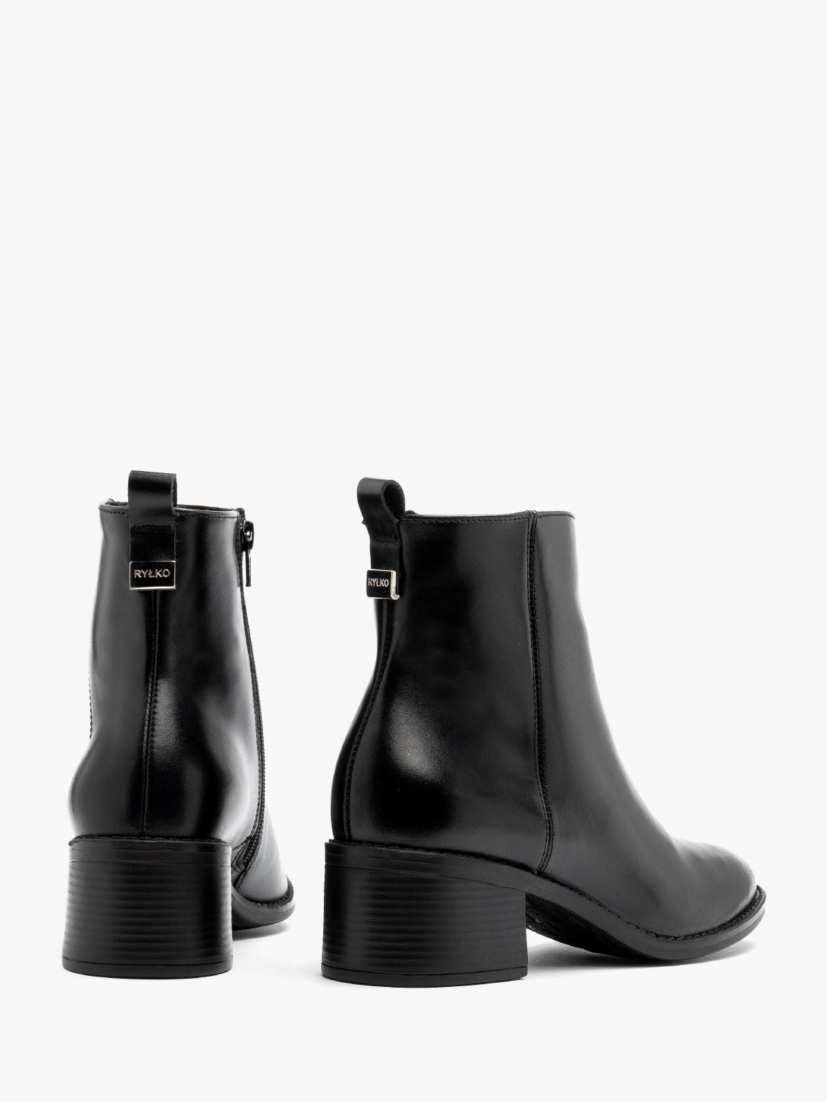 Czarne botki damskie z cholewką o prostym kroju