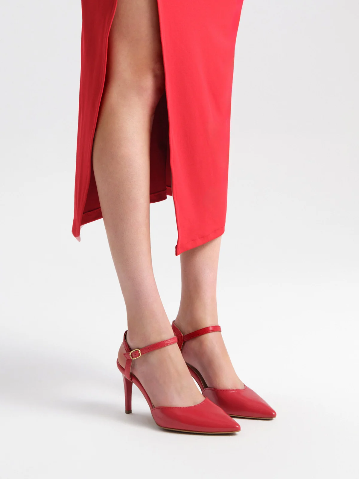Czerwone czółenka damskie z odkrytą piętą