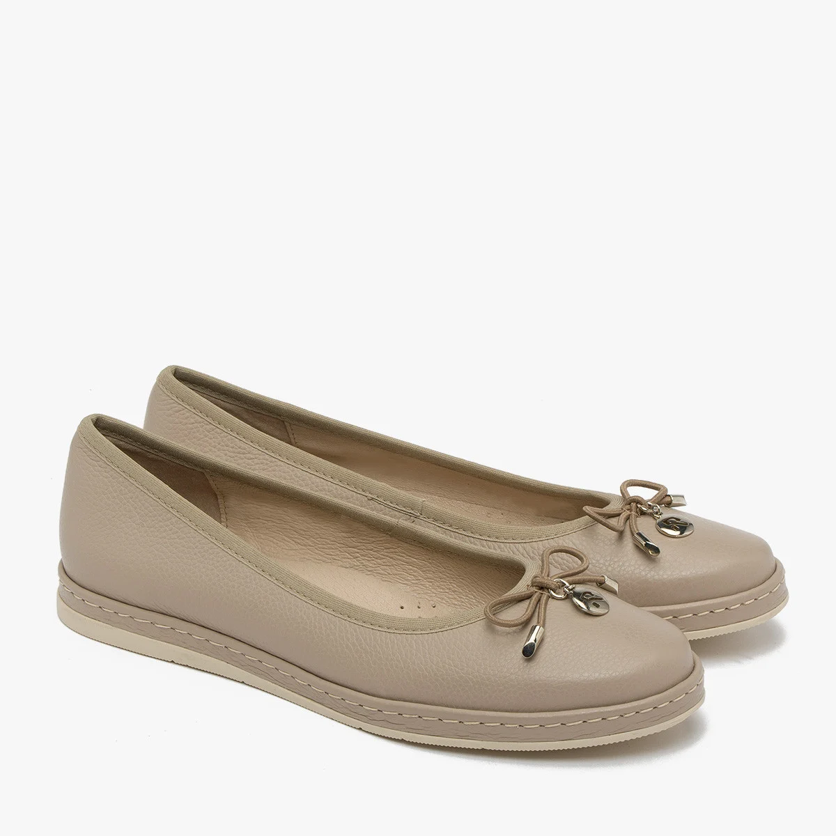 Beżowe baleriny z ozdobną kokardką