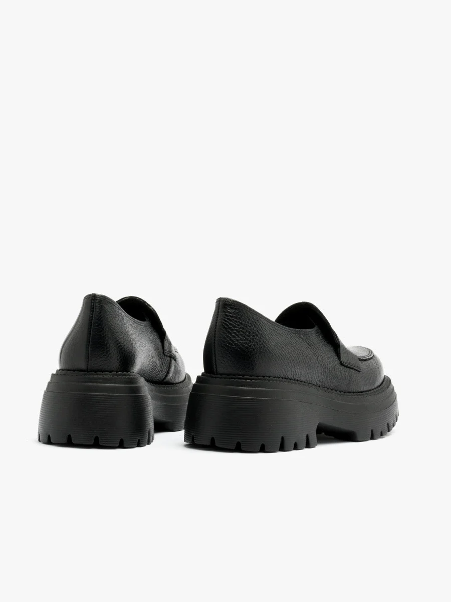 Czarne mokasyny na grubej podeszwie