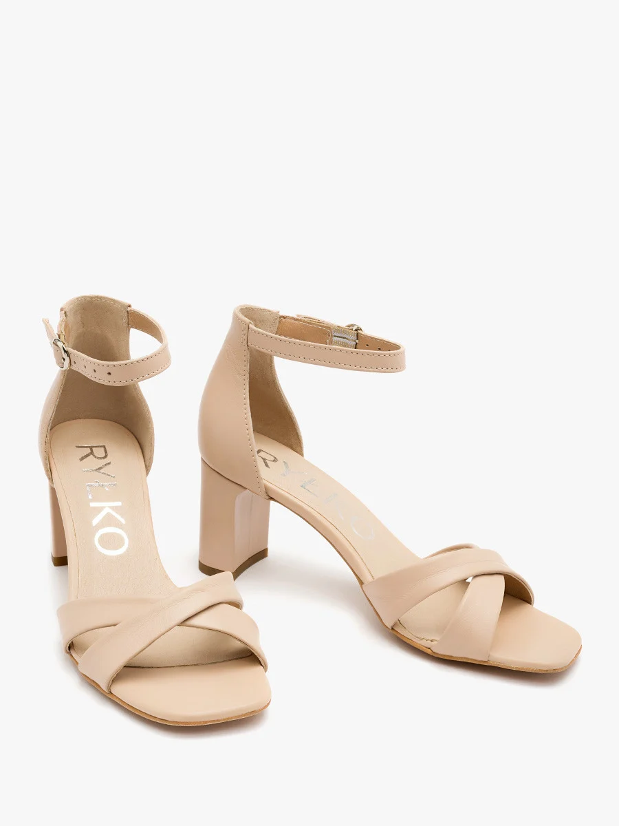 Beżowe sandały na oblekanym obcasie