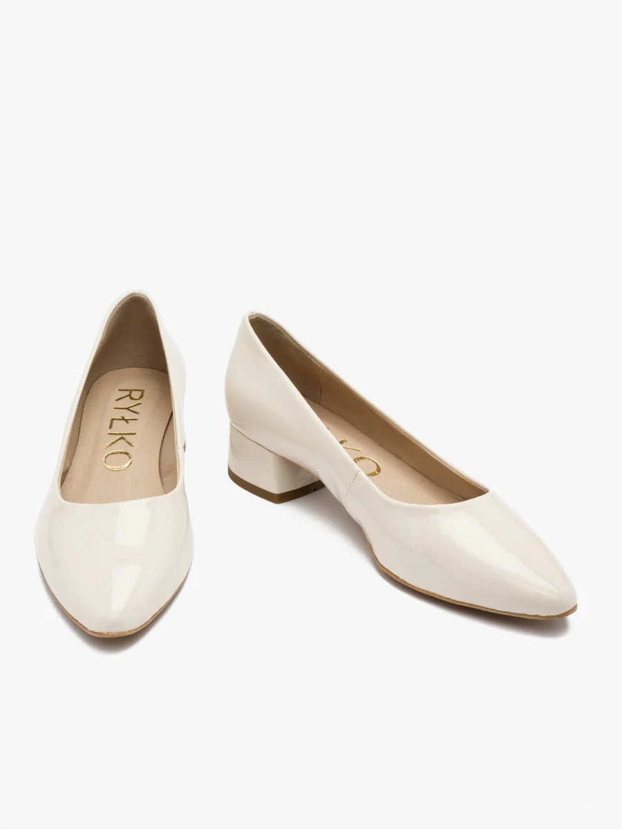 Lakierowane czółenka na niskim obcasie