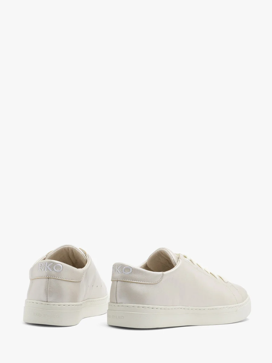 Perłowe półbuty sportowe na lekkim spodzie