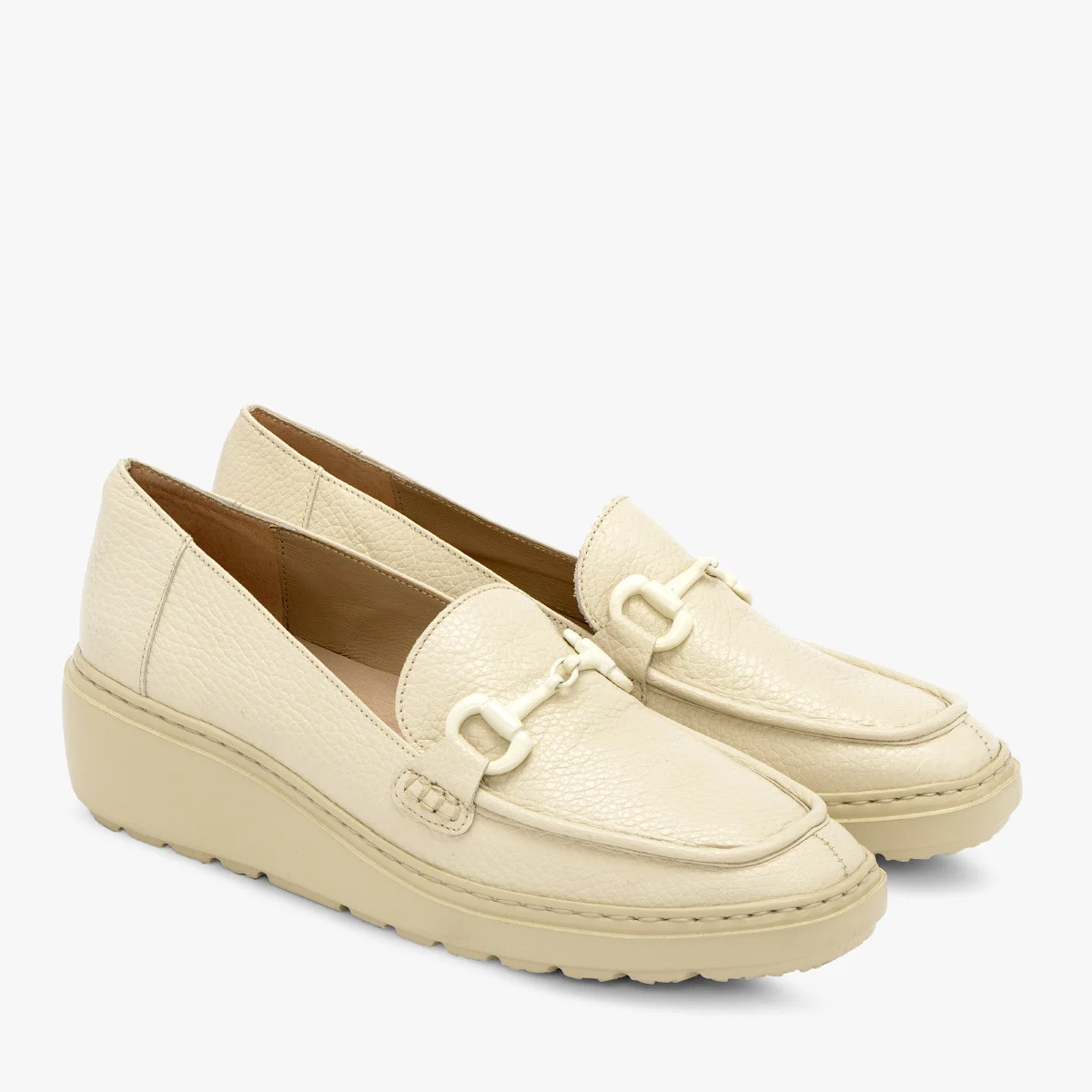 Kremowe mokasyny na grubej podeszwie