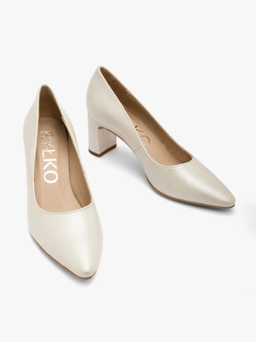 Perłowe czółenka na słupku