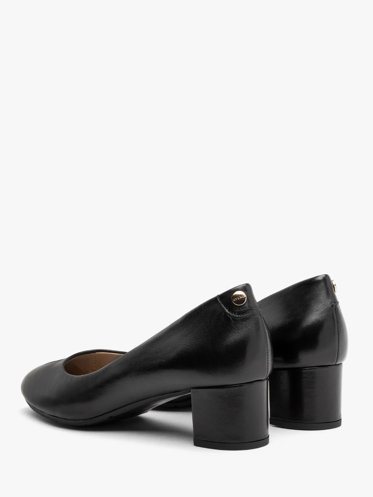 Czarne czółenka na niskim słupku