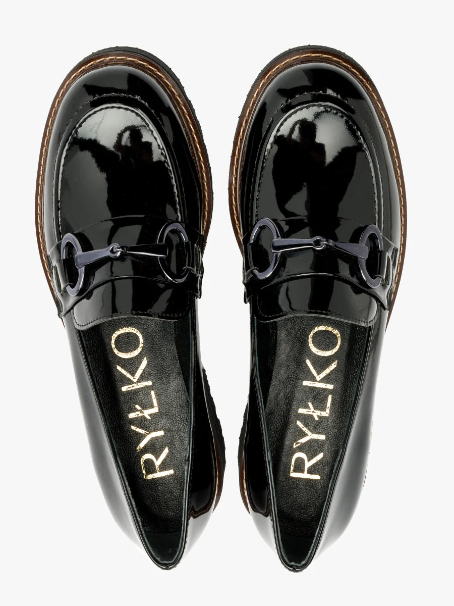 Czarne mokasyny z ozdobą na cholewce