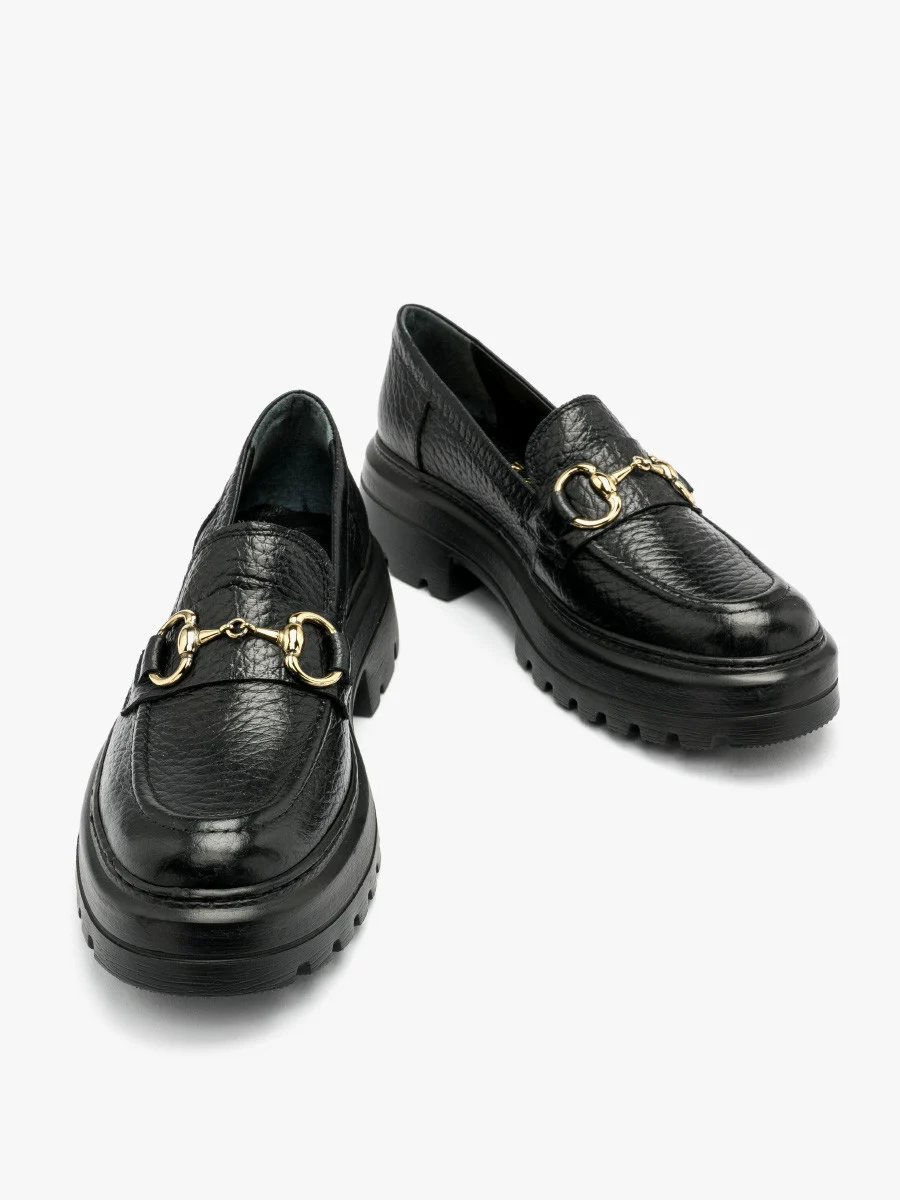 Czarne mokasyny ze złotą ozdobą