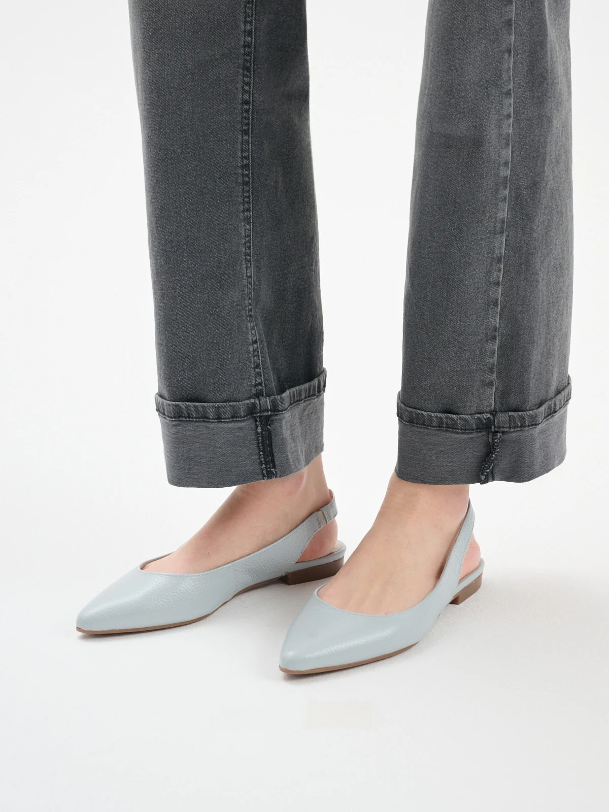 Błękitne baleriny z odkrytą piętą