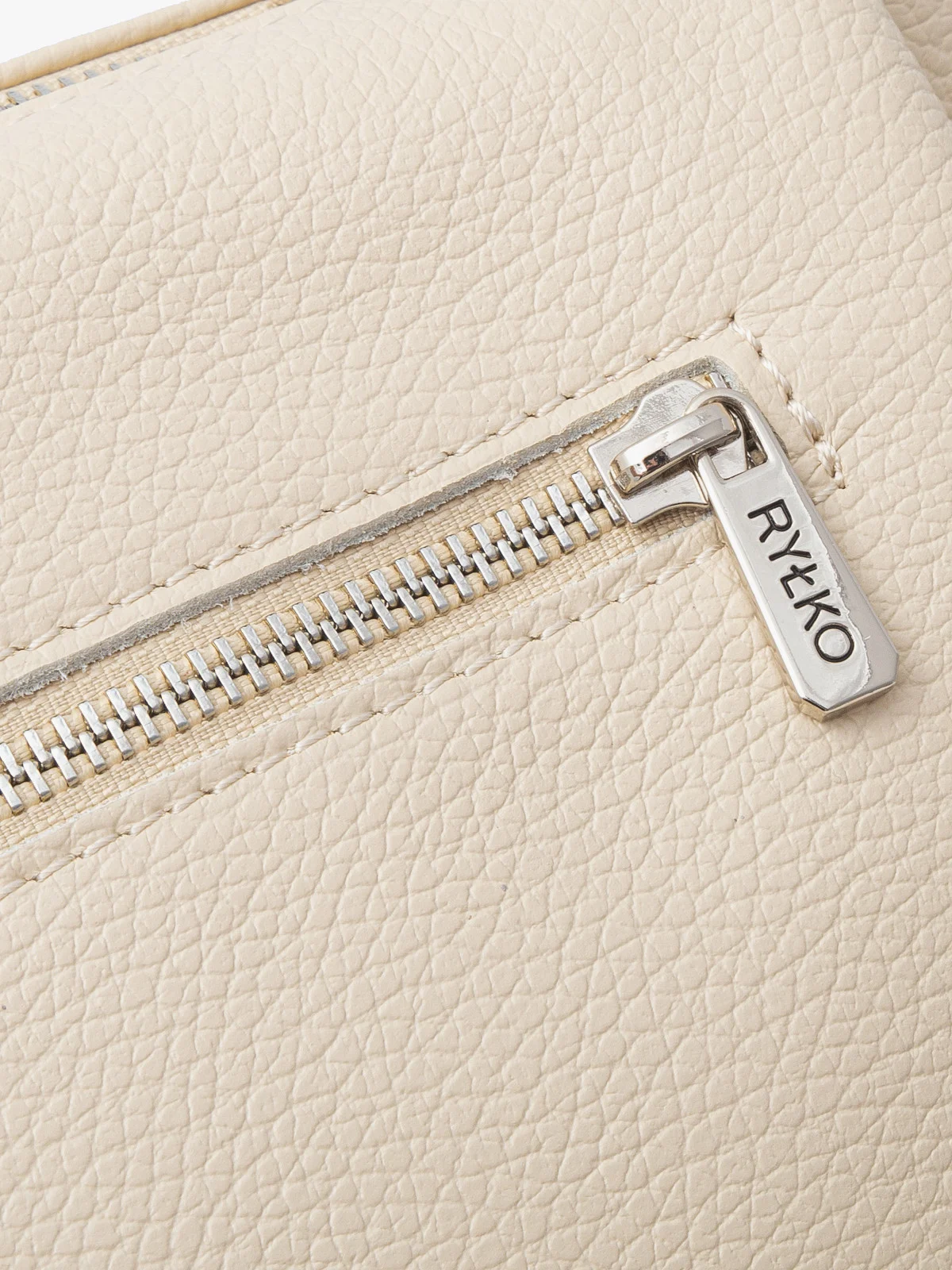 Kremowa torebka z regulowanym paskiem