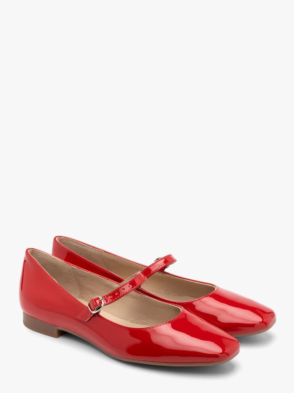 Czerwone lakierowane baleriny z ozdobnym zapięciem