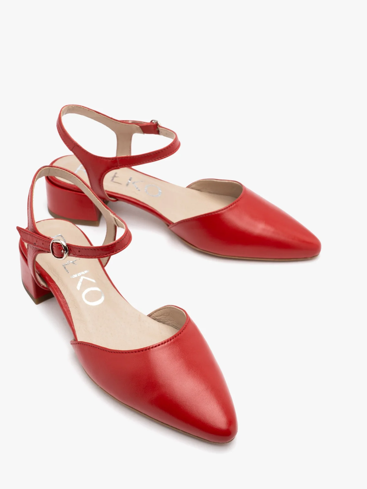 Czerwone czółenka z otwartą piętą