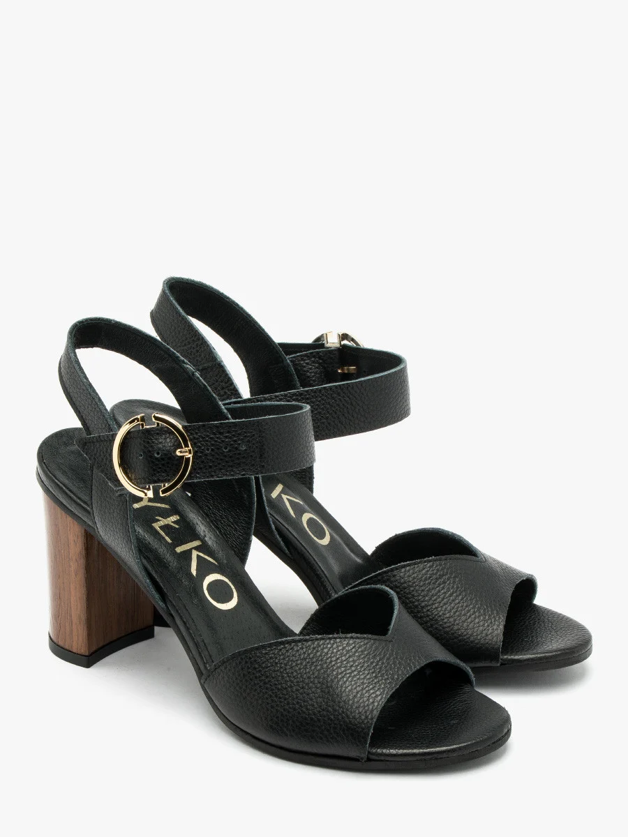 Czarne sandały na drewnianym słupku