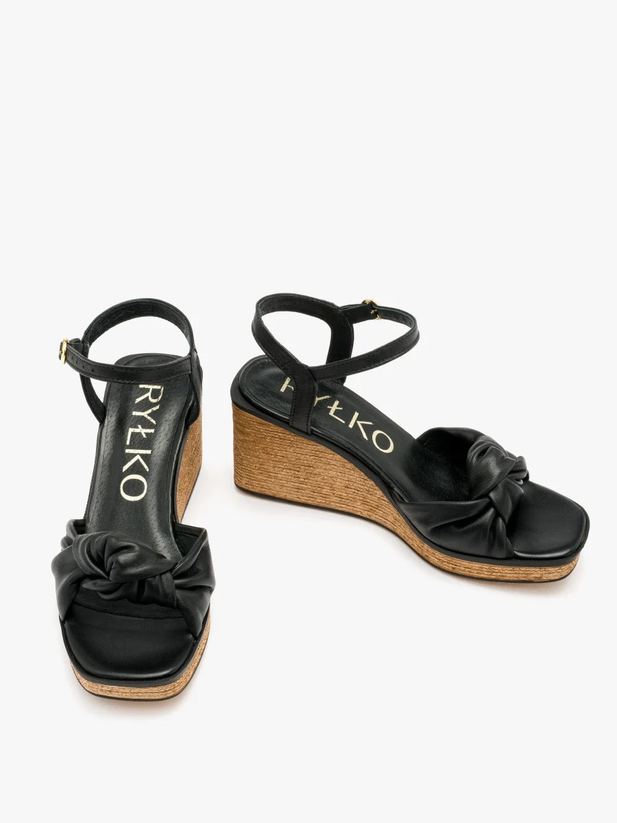 Czarne sandały na koturnie z ozdobną cholewką