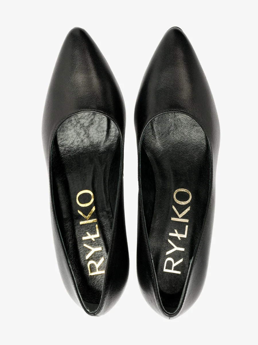 Czarne czółenka na słupku