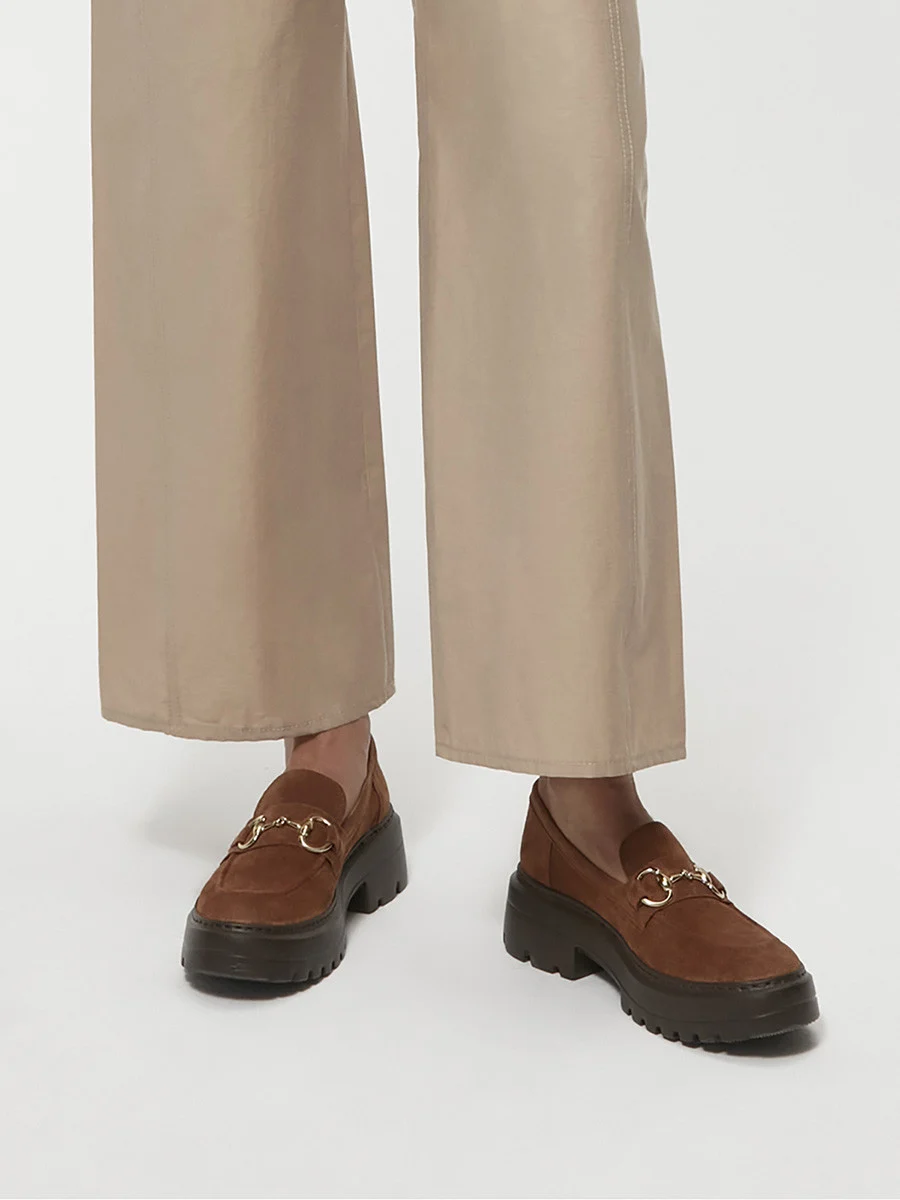 Rude mokasyny ze złotą ozdobą