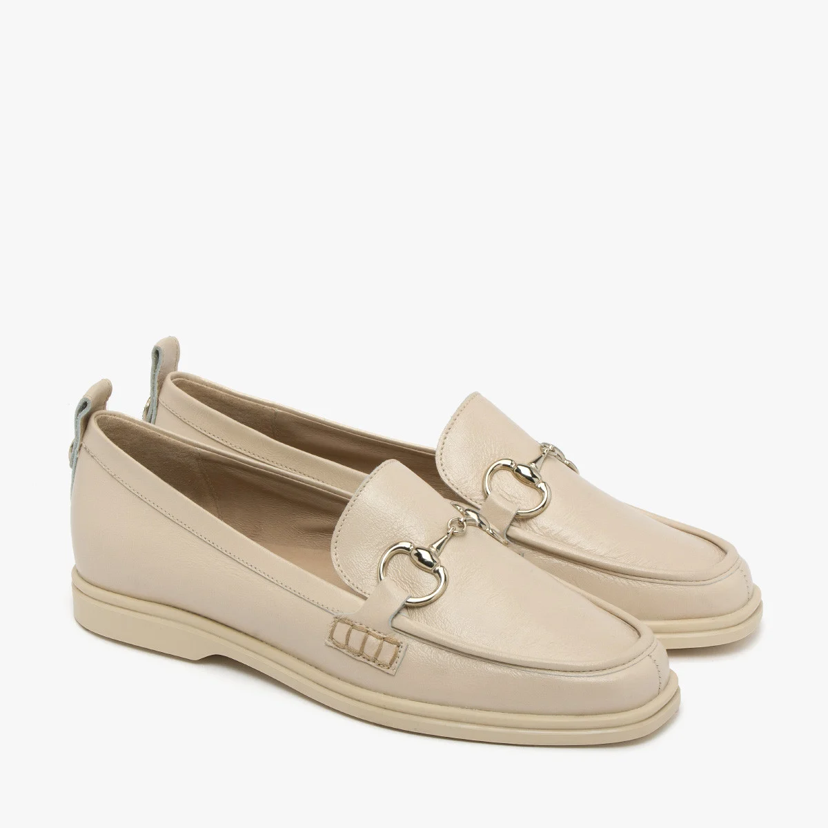 Kremowe mokasyny ze srebrną ozdobą