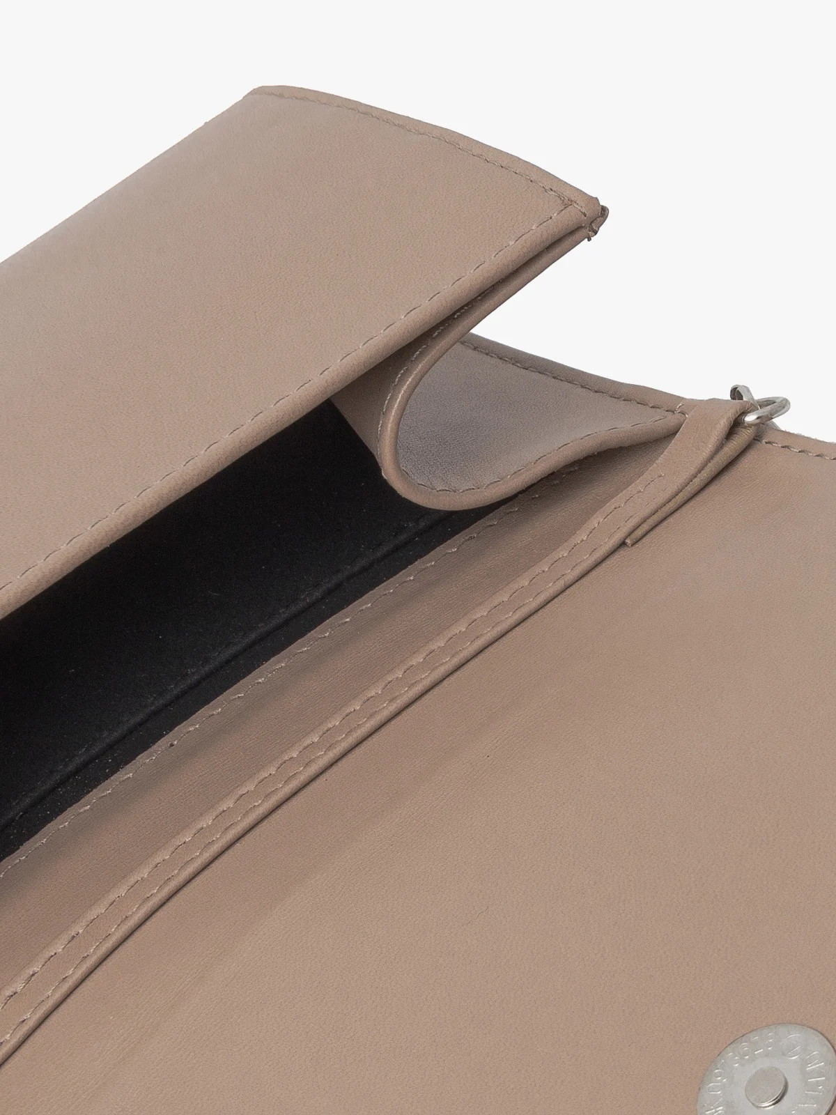 Beżowa torebka kopertówka z łańcuszkowym paskiem