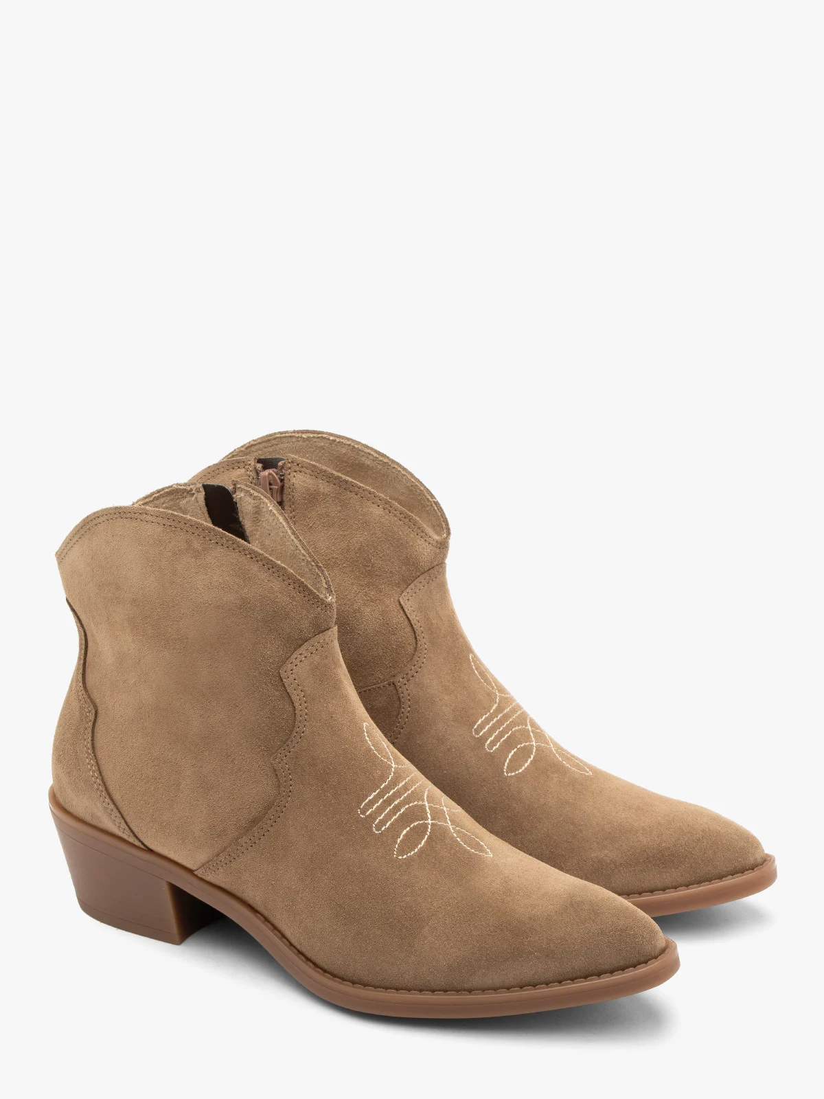 Beżowe botki typu kowbojki z dekoracyjnym haftem