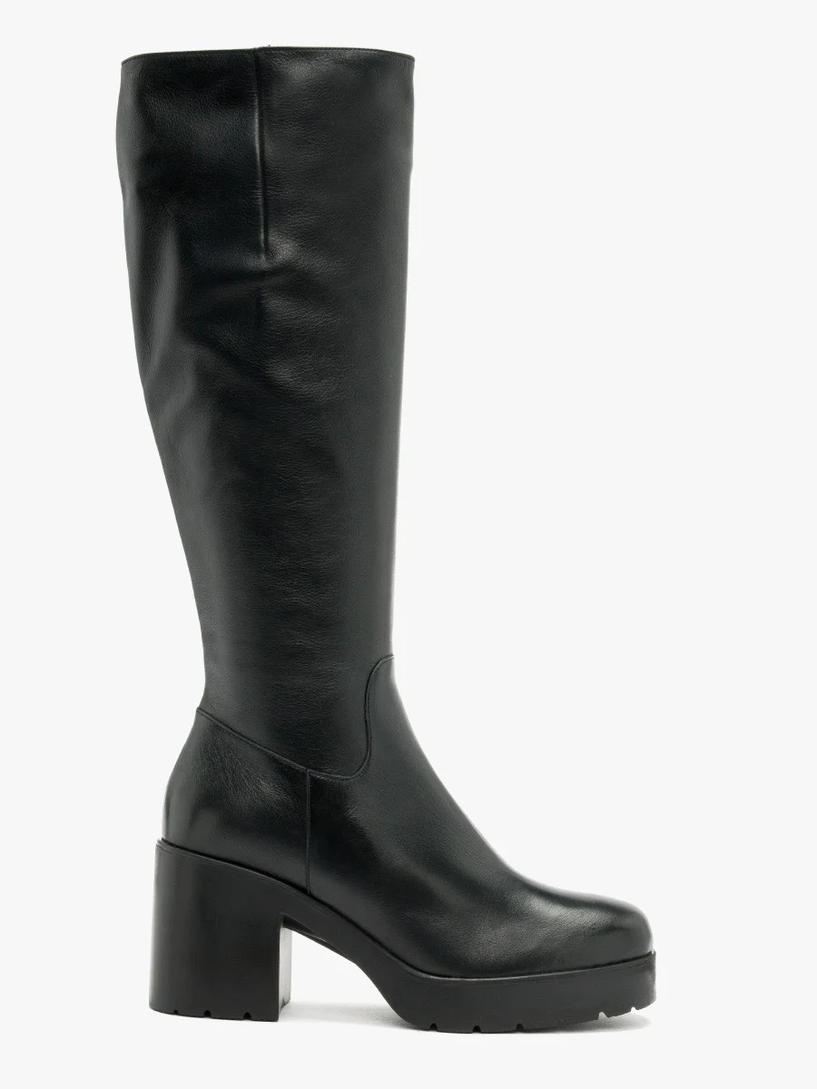 Czarne kozaki na masywnym obcasie