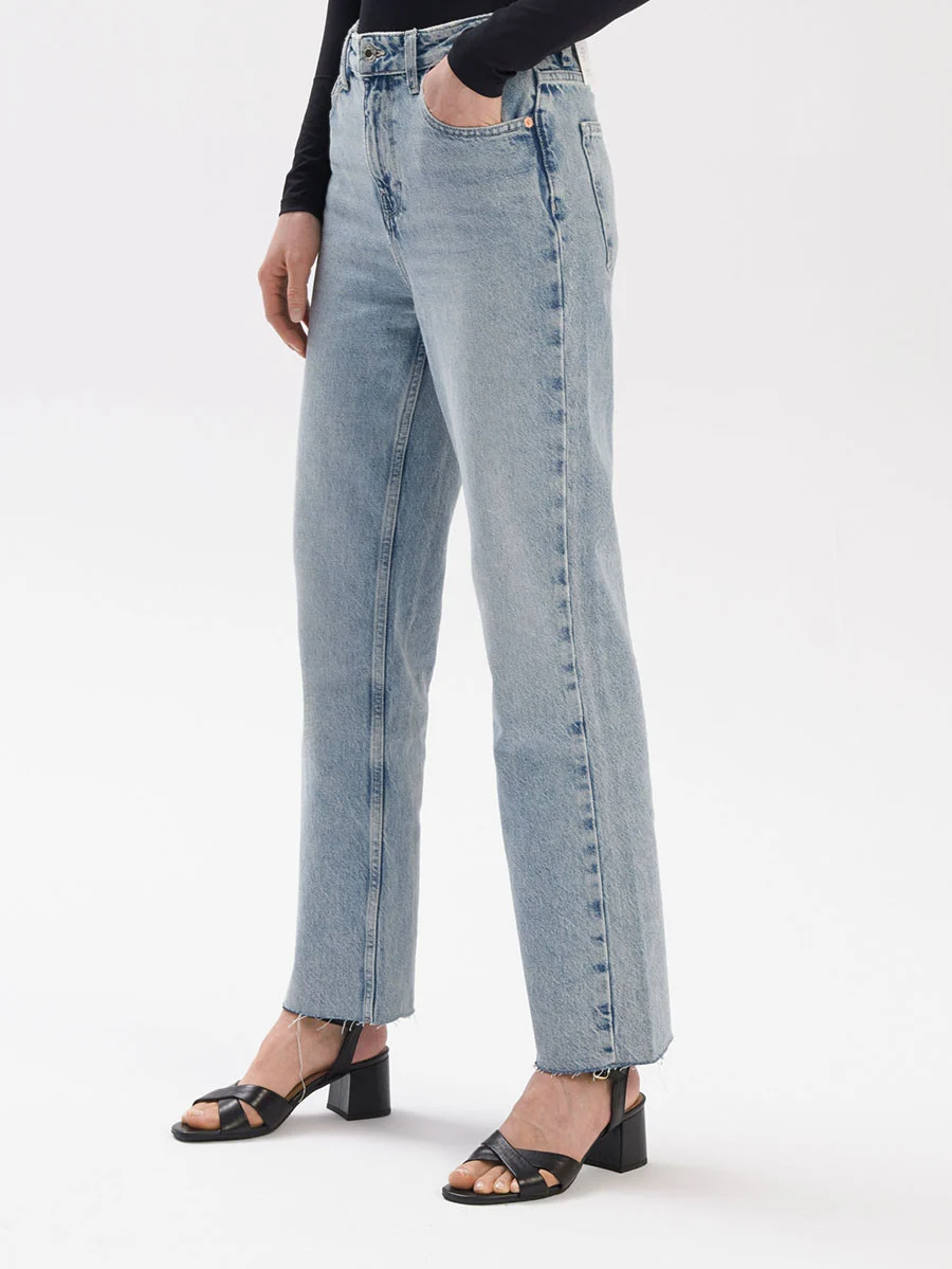 Czarne sandały z ozdobną cholewką