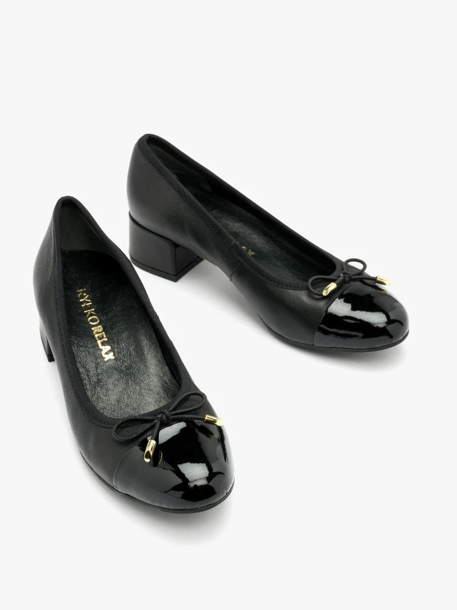 Czarna czółenka z ozdobną kokardką