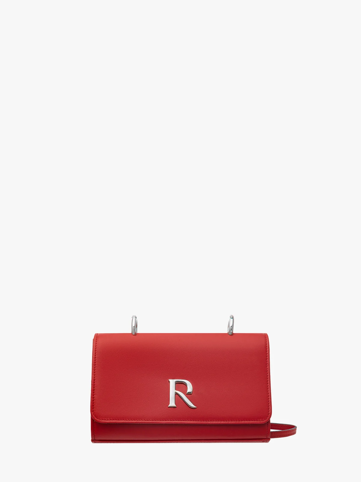 Czerwona torebka typu kopertówka na srebrnym łańcuszku