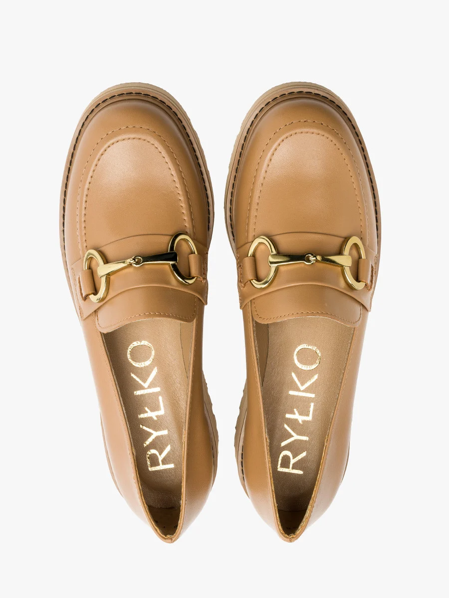 Beżowe mokasyny ze złotą ozdobą