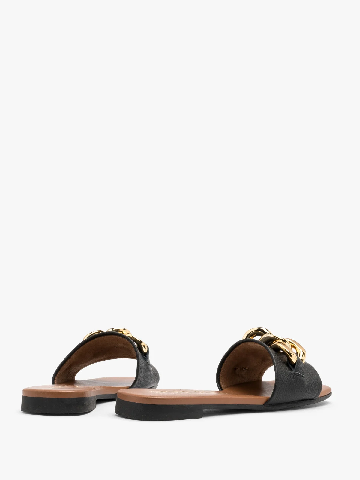 Czarne klapki ze złotym łańcuchem