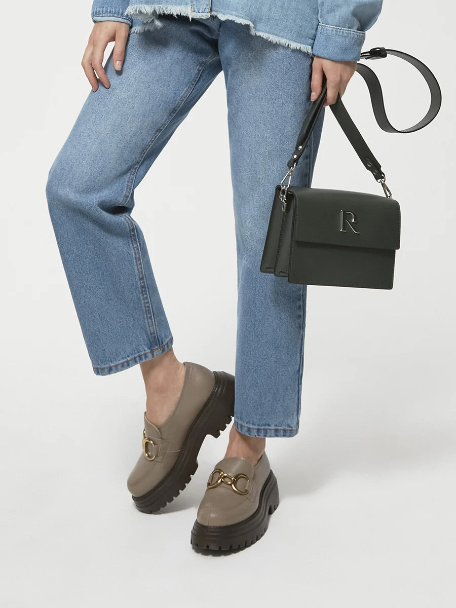 Ciemnobeżowe mokasyny ze srebrną ozdobą