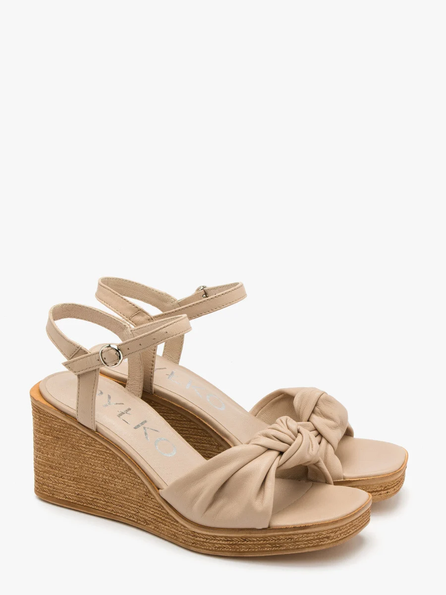 Beżowe sandały na koturnie z ozdobną cholewką