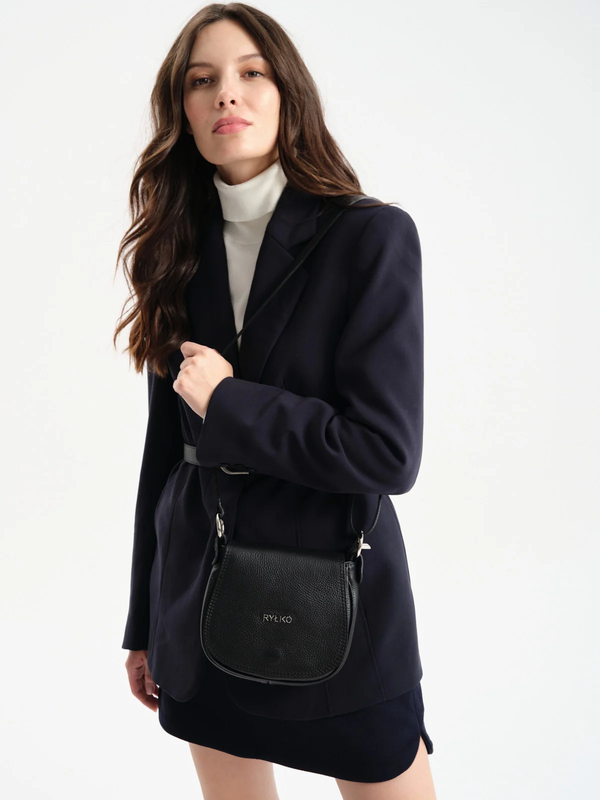 Mała, czarna torebka listonoszka