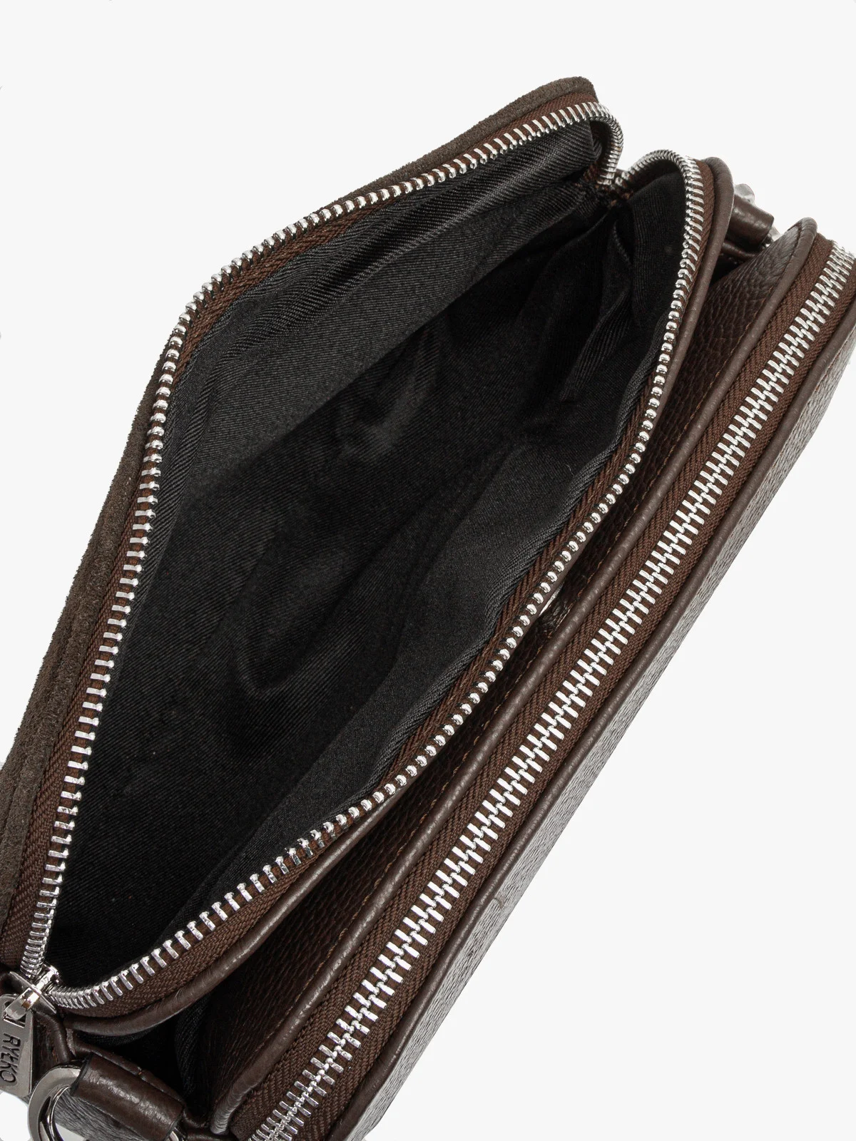 Mała, brązowa torebka z łańcuszkowym paskiem na ramię