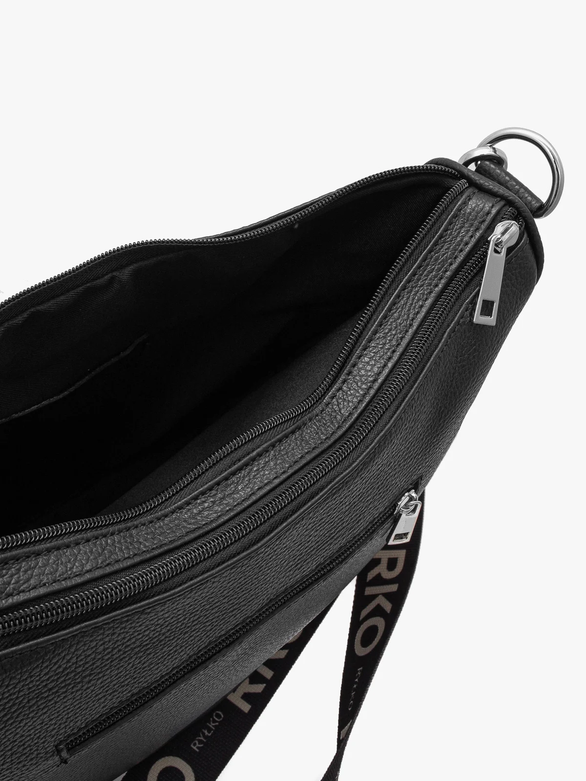 Czarna torebka średniej wielkości