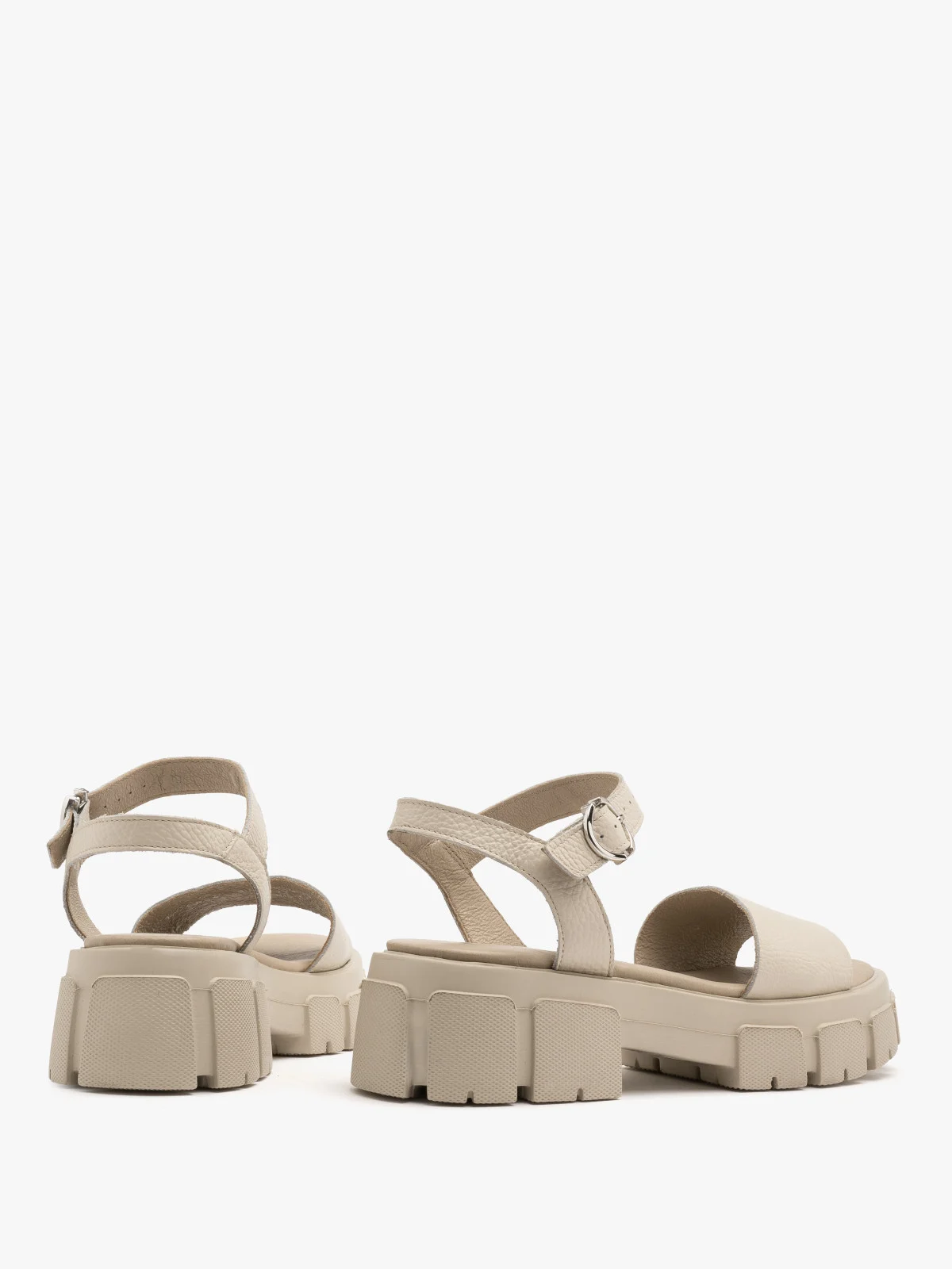 Kremowe sandały ze srebrną sprzączką