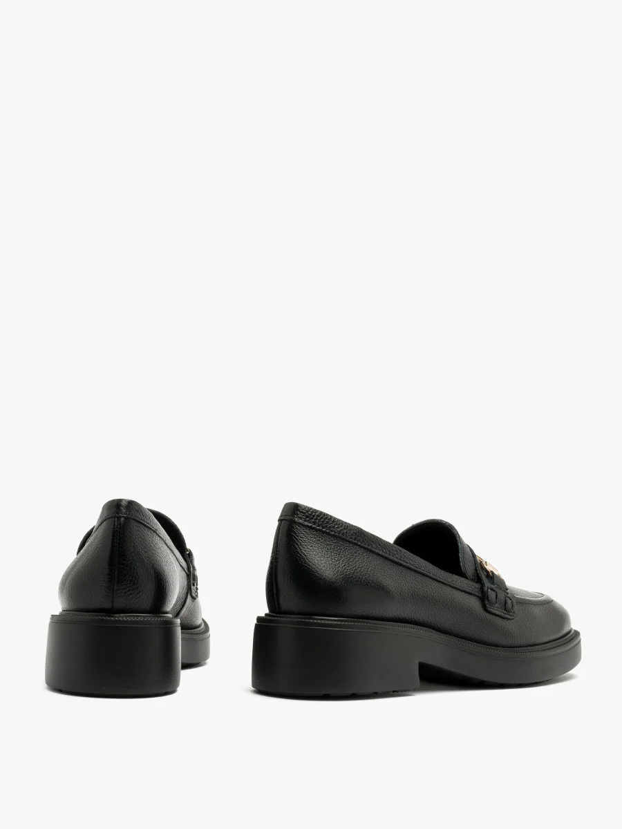 Czarne mokasyny z platynową ozdobą