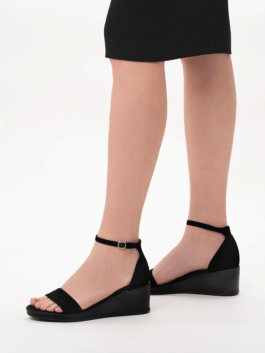 Czarne sandały na koturnie