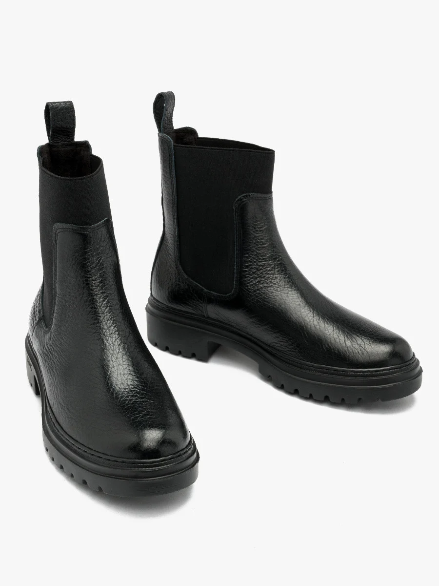 Czarne sztyblety z elastyczną gumą