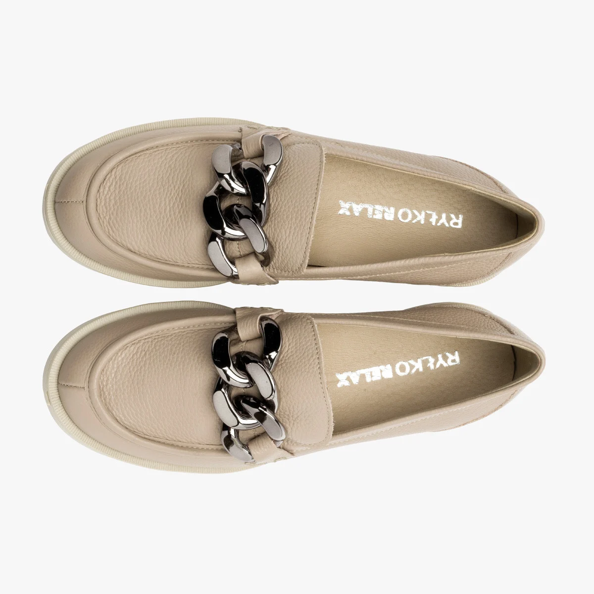 Beżowe mokasyny z masywnym łańcuchem