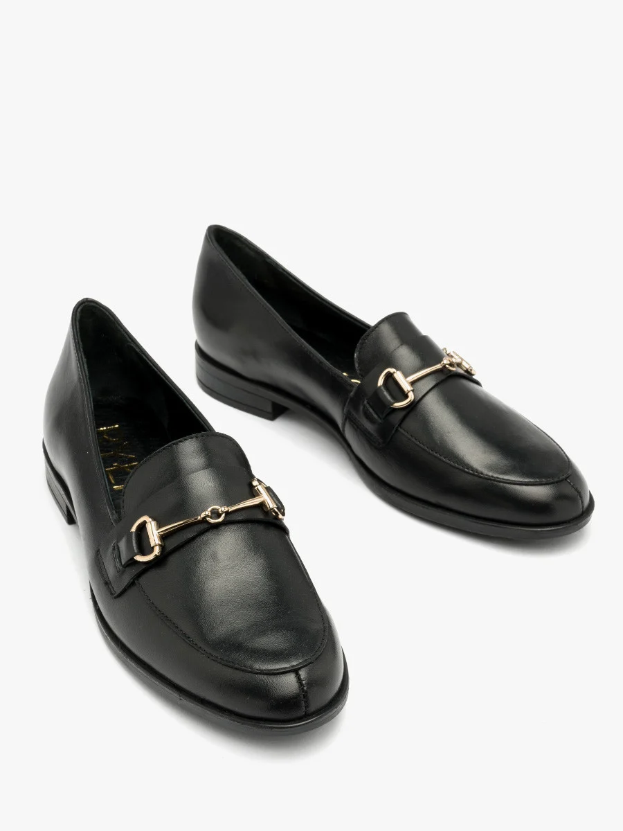 Czarne mokasyny z platynową ozdobą