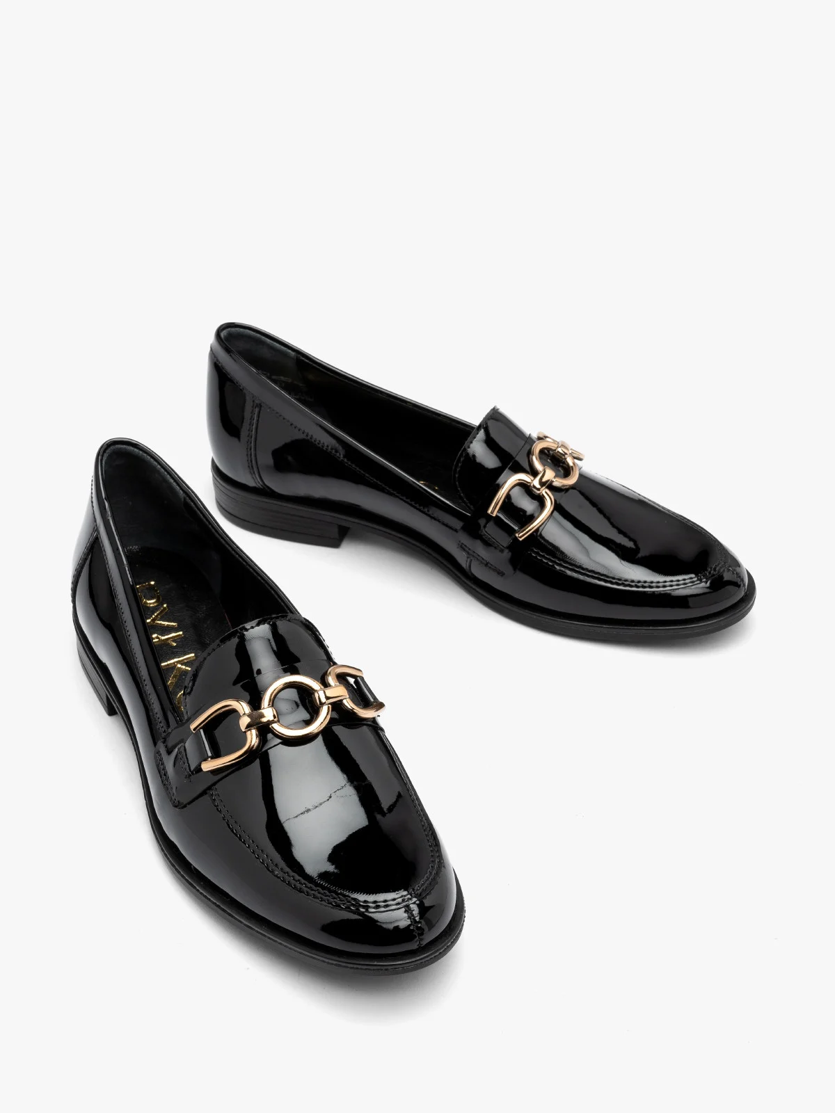 Czarne, lakierowane mokasyny na płaskiej podeszwie