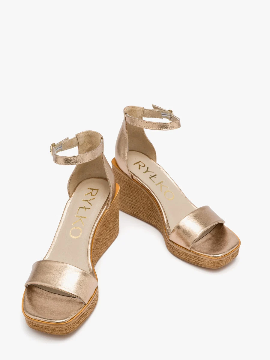 Platynowe sandały na koturnie