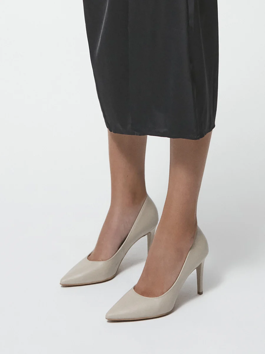 Czółenka w kolorze beżowym na szpilce