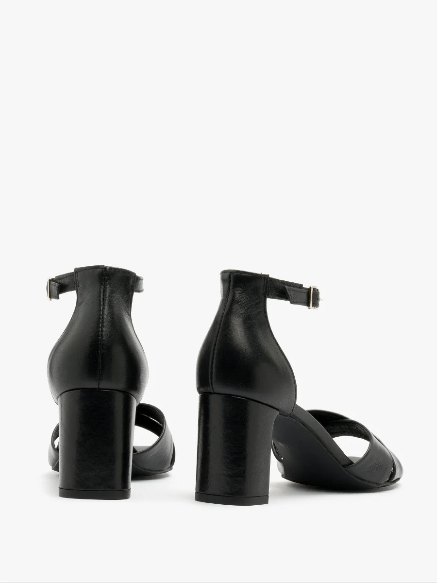 Czarne sandały na oblekanym obcasie